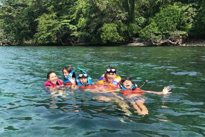 Keseruan Keluarga Darius Menjelajah Pulau Anak Krakatau