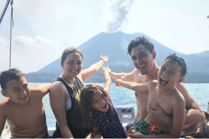 Keseruan Keluarga Darius Menjelajah Pulau Anak Krakatau