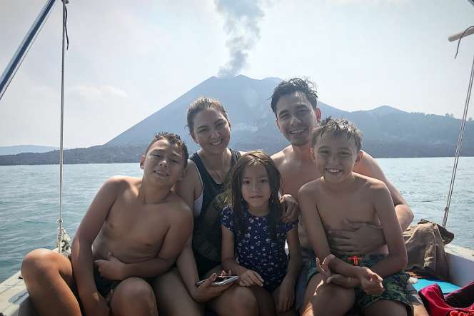 Keseruan Keluarga Darius Menjelajah Pulau Anak Krakatau