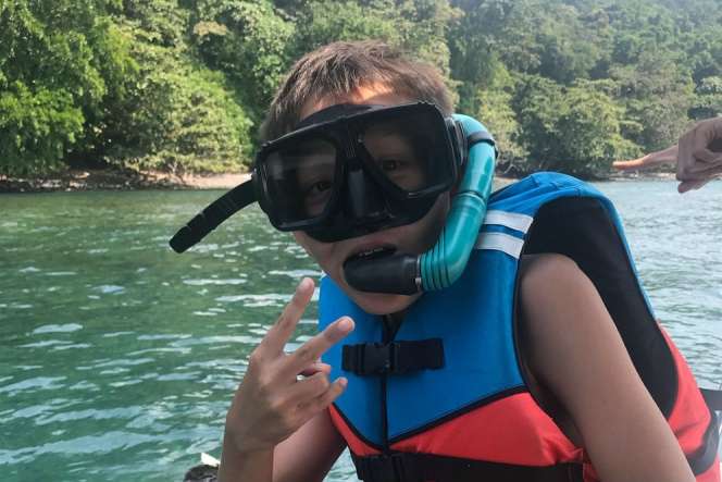 Keseruan Keluarga Darius Menjelajah Pulau Anak Krakatau