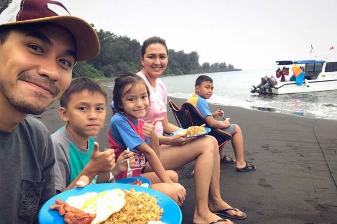 Keseruan Keluarga Darius Menjelajah Pulau Anak Krakatau