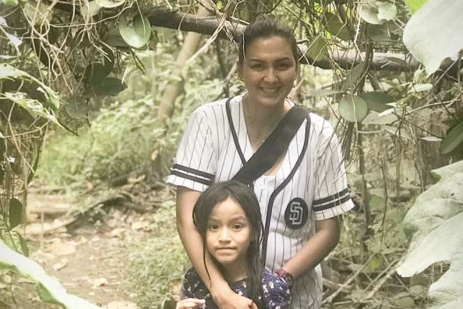 Keseruan Keluarga Darius Menjelajah Pulau Anak Krakatau