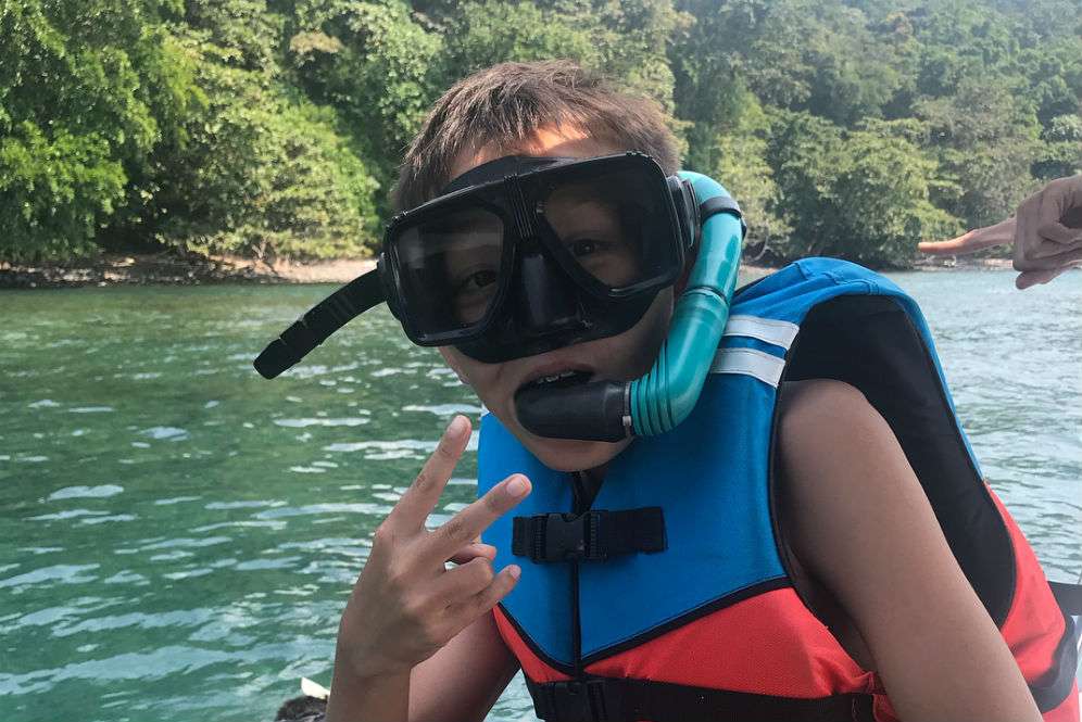 Keseruan Keluarga Darius Menjelajah Pulau Anak Krakatau