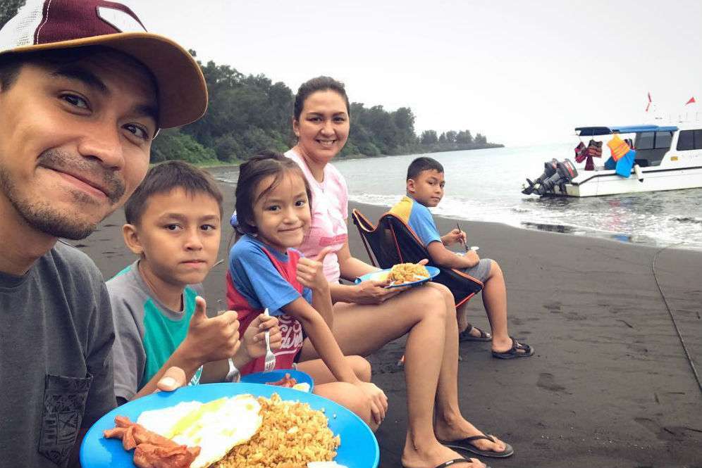 Keseruan Keluarga Darius Menjelajah Pulau Anak Krakatau