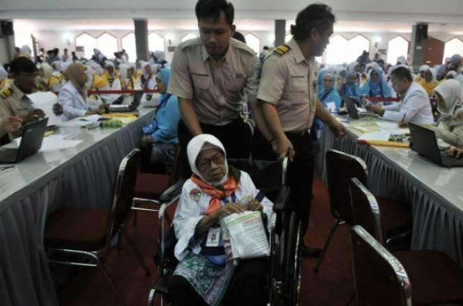 Jemaah Haji Sebelum Diberangkatkan dari Asrama Pondok Gede