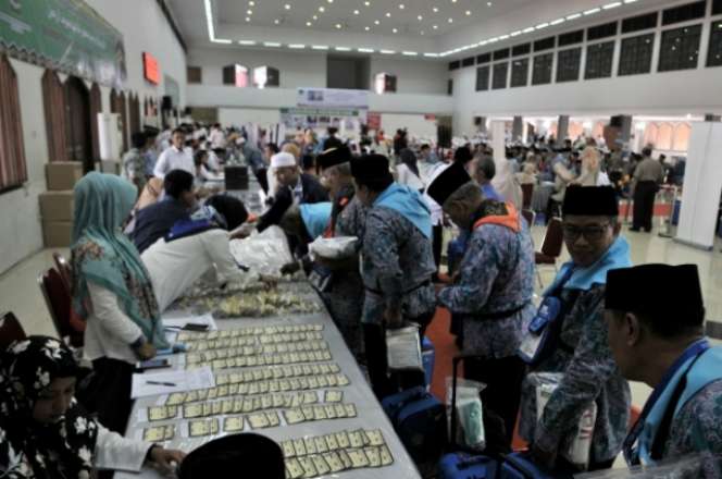 Jemaah Haji Sebelum Diberangkatkan dari Asrama Pondok Gede