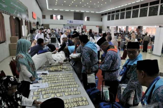 Jemaah Haji Sebelum Diberangkatkan dari Asrama Pondok Gede