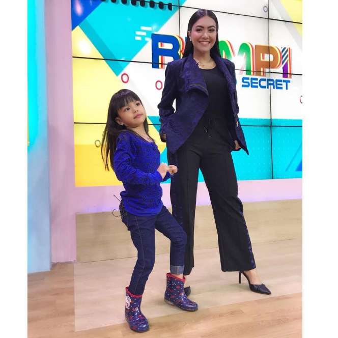 Momen Kedekatan Denada dengan Putrinya