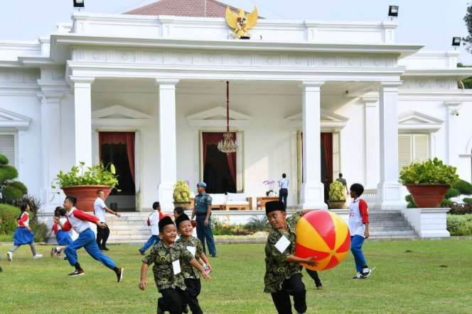 Saat Halaman Belakang Istana 'Disulap' Jadi Tempat Main Anak