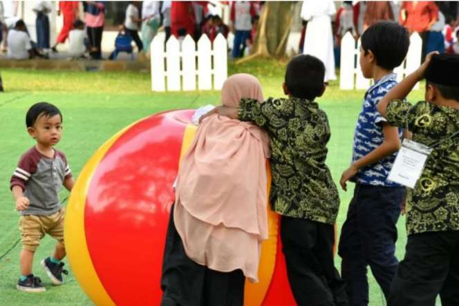 Saat Halaman Belakang Istana 'Disulap' Jadi Tempat Main Anak