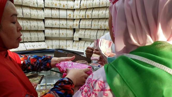 FOTO: Jemaah Haji Indonesia Borong Emas di Madinah