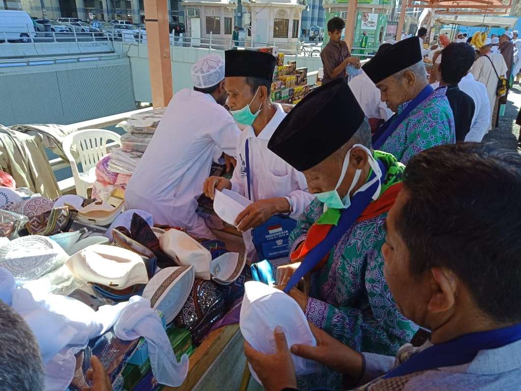 FOTO: Jemaah Haji Indonesia Borong Emas di Madinah