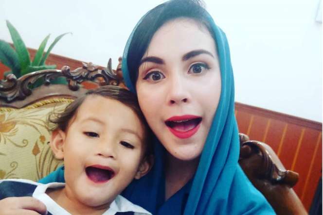 Intip Kehangatan Keluarga Arumi Bachsin dan Emil Dardak