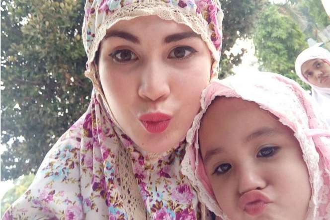 Intip Kehangatan Keluarga Arumi Bachsin dan Emil Dardak