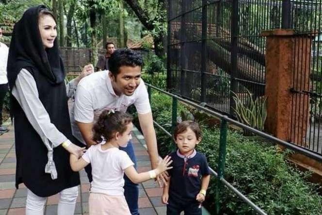 Intip Kehangatan Keluarga Arumi Bachsin dan Emil Dardak