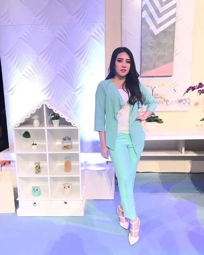 Menghitung Gaya Mewah Via Vallen, dari Sepatu Hingga Tas
