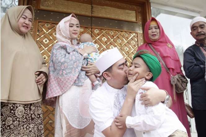 Keharuan Ustaz Solmed Saat Titipkan Putranya ke Pesantren