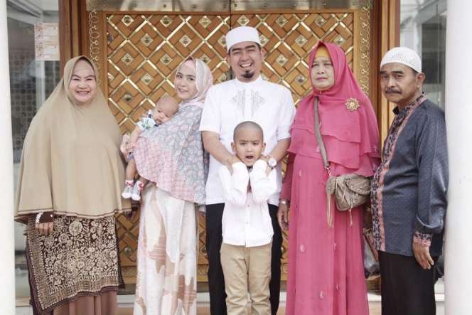 Keharuan Ustaz Solmed Saat Titipkan Putranya ke Pesantren