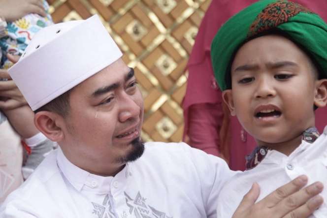 Keharuan Ustaz Solmed Saat Titipkan Putranya ke Pesantren