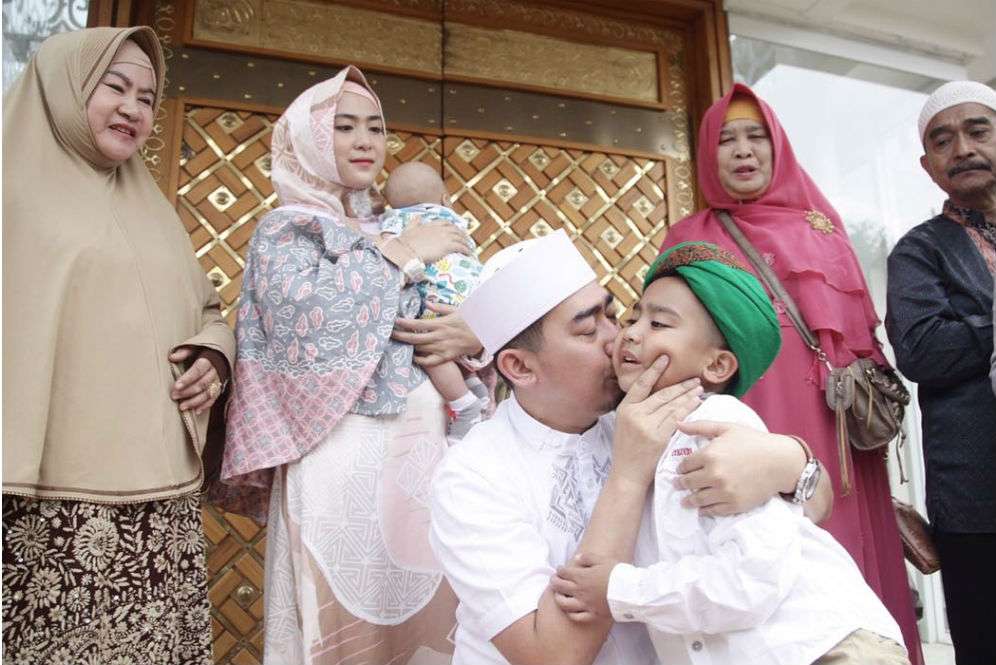 Keharuan Ustaz Solmed Saat Titipkan Putranya ke Pesantren