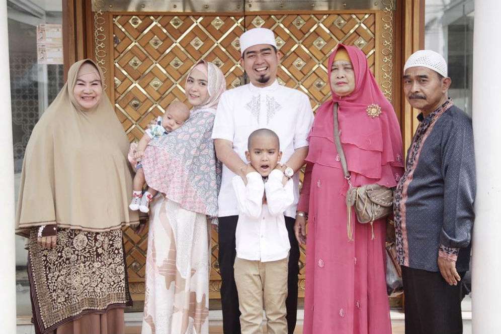 Keharuan Ustaz Solmed Saat Titipkan Putranya ke Pesantren