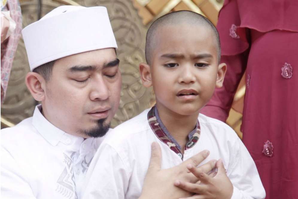 Keharuan Ustaz Solmed Saat Titipkan Putranya ke Pesantren