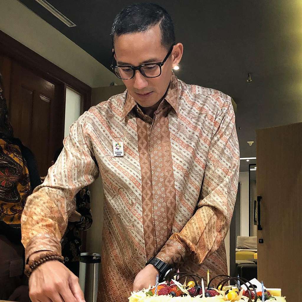 Gaya Bakal Cawapres Sandiaga, dari Sporty Hingga Lipbalm