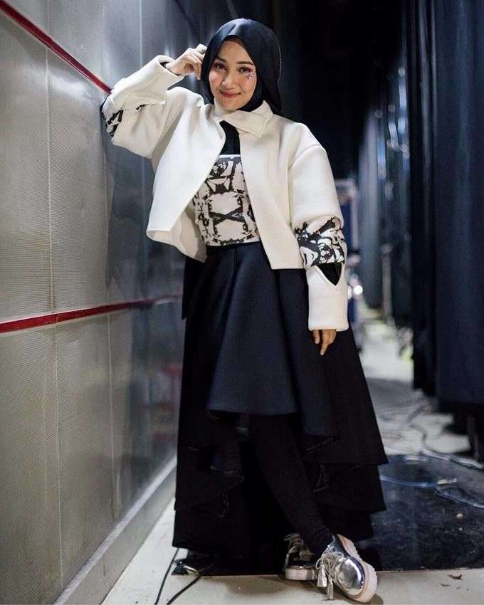Deretan Artis Bertubuh Mungil yang Selalu Terlihat Awet Muda