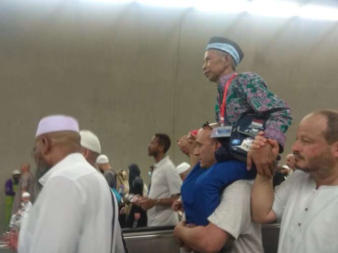 FOTO: Jemaah Haji Suriah Panggul Kakek Asal Indonesia