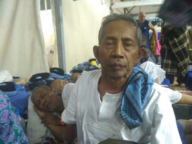 FOTO: Jemaah Haji Suriah Panggul Kakek Asal Indonesia