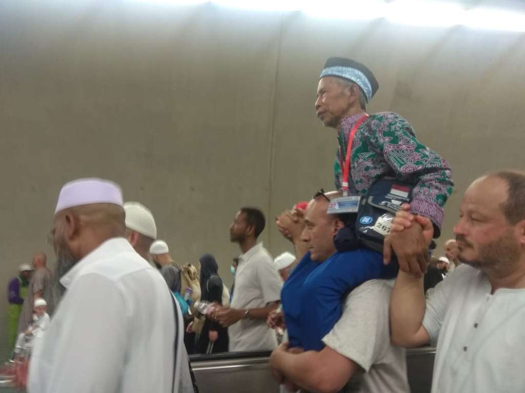 FOTO: Jemaah Haji Suriah Panggul Kakek Asal Indonesia