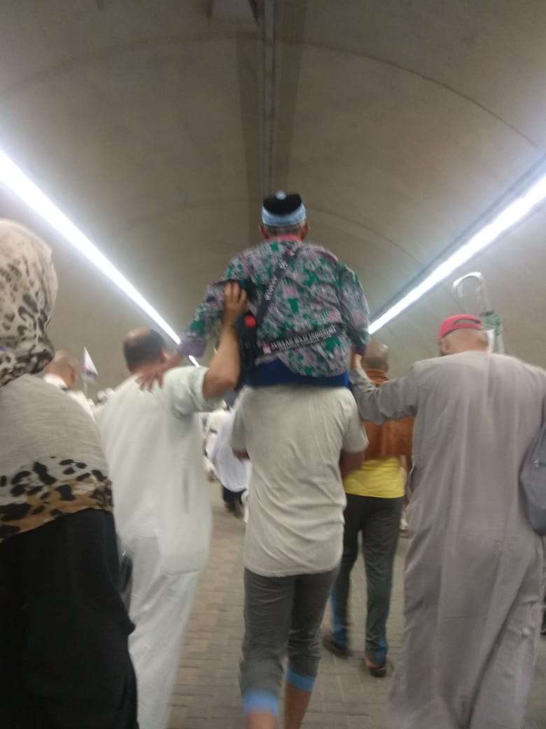 FOTO: Jemaah Haji Suriah Panggul Kakek Asal Indonesia