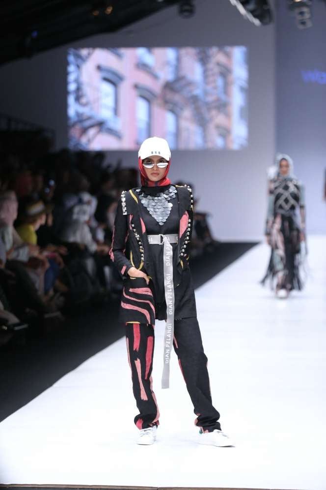 Sisi Sporty Dian Pelangi di JFW 2019