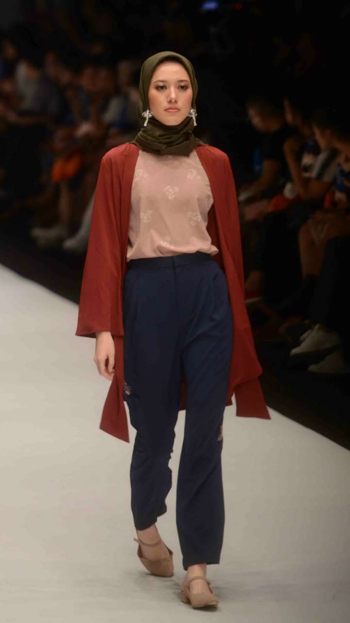 Jenahara, Anggrek, dan Mickey Mouse