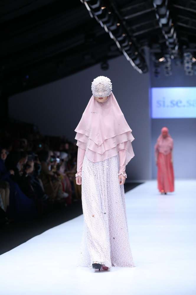 FOTO: Pesona Bawah Laut Indonesia di Atas Catwalk