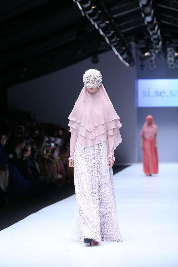 FOTO: Pesona Bawah Laut Indonesia di Atas Catwalk
