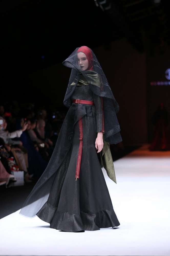 Nuansa Misterius Nan Romantis Kursien Karzai di JFW 2019