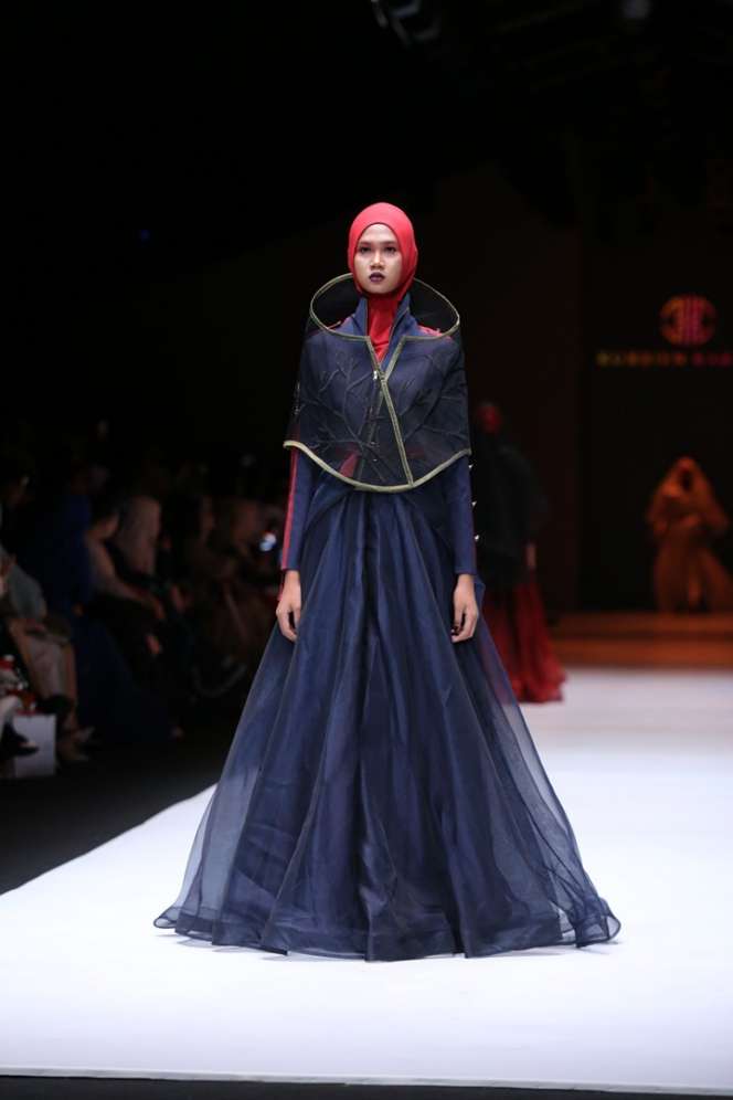 Nuansa Misterius Nan Romantis Kursien Karzai di JFW 2019
