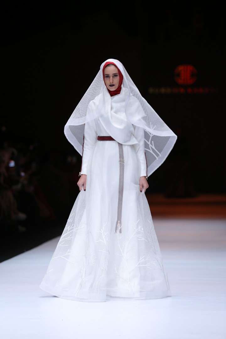 Nuansa Misterius Nan Romantis Kursien Karzai di JFW 2019