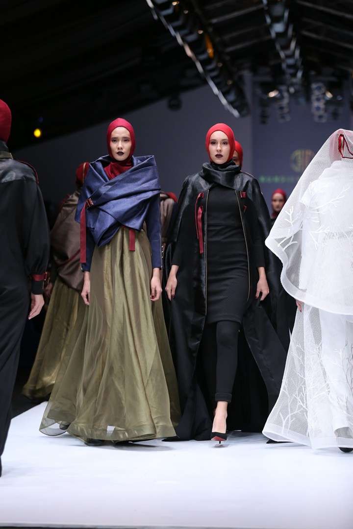 Nuansa Misterius Nan Romantis Kursien Karzai di JFW 2019
