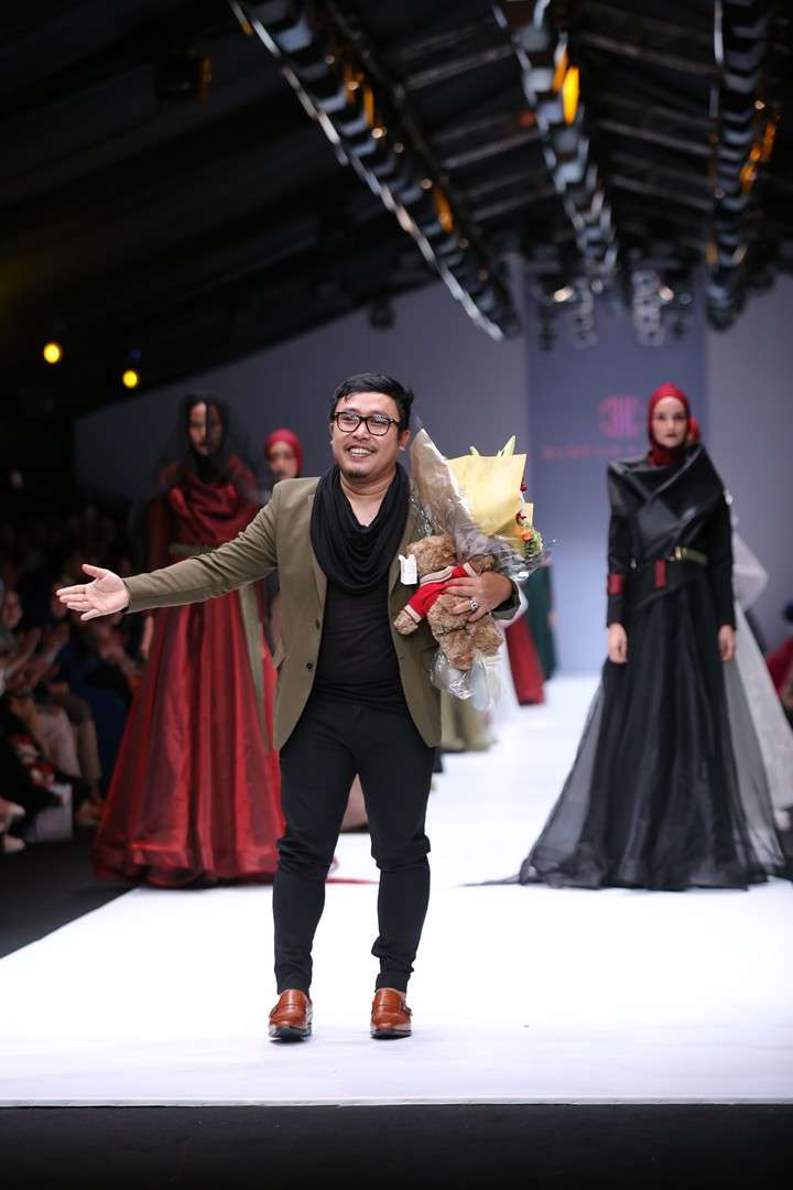 Nuansa Misterius Nan Romantis Kursien Karzai di JFW 2019