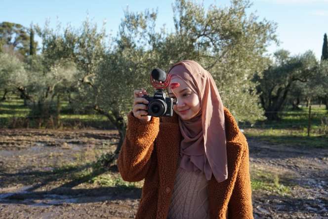 Gaya Amanda Rawles & Linda Kayhz Main di Kebun Zaitun Prancis