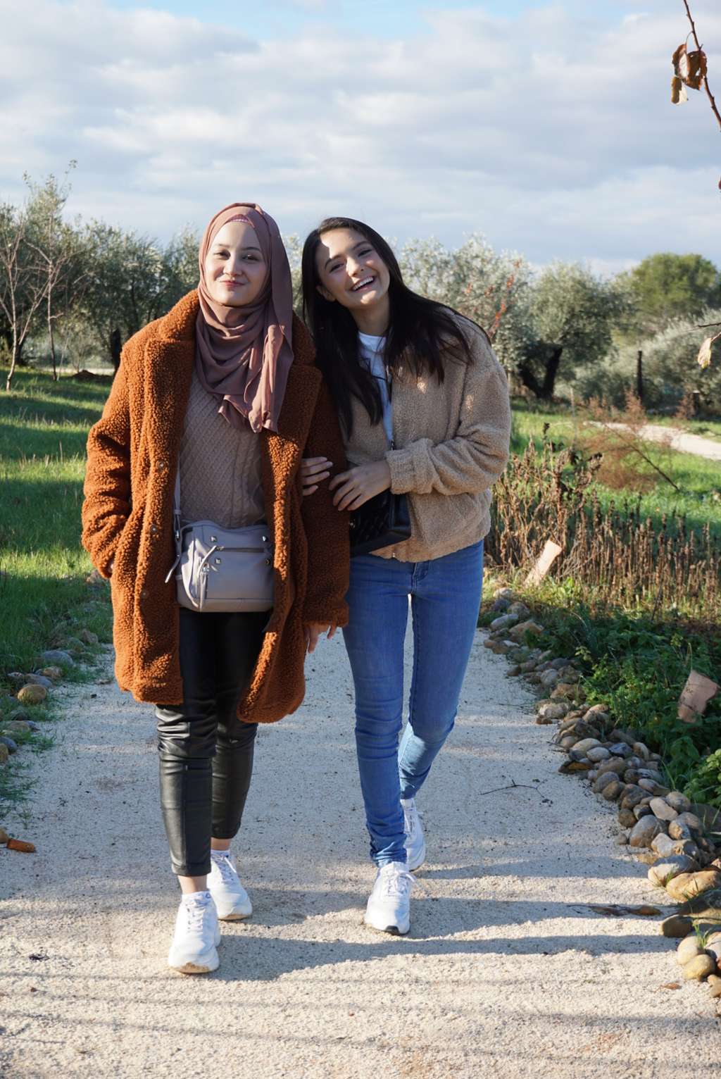 Gaya Amanda Rawles & Linda Kayhz Main di Kebun Zaitun Prancis
