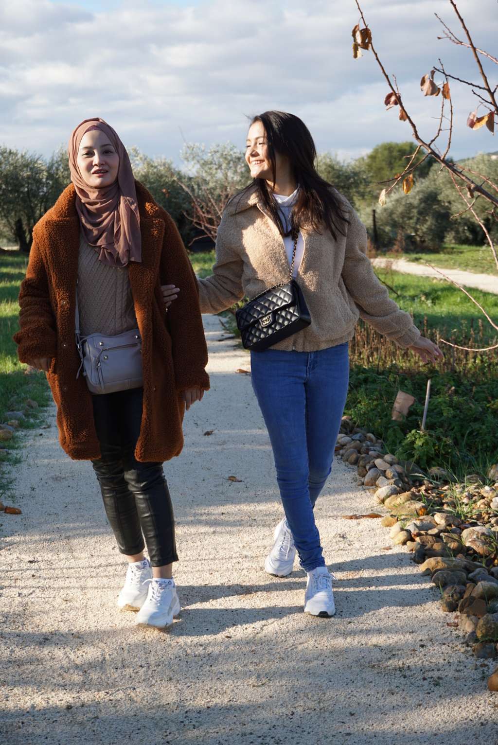 Gaya Amanda Rawles & Linda Kayhz Main di Kebun Zaitun Prancis