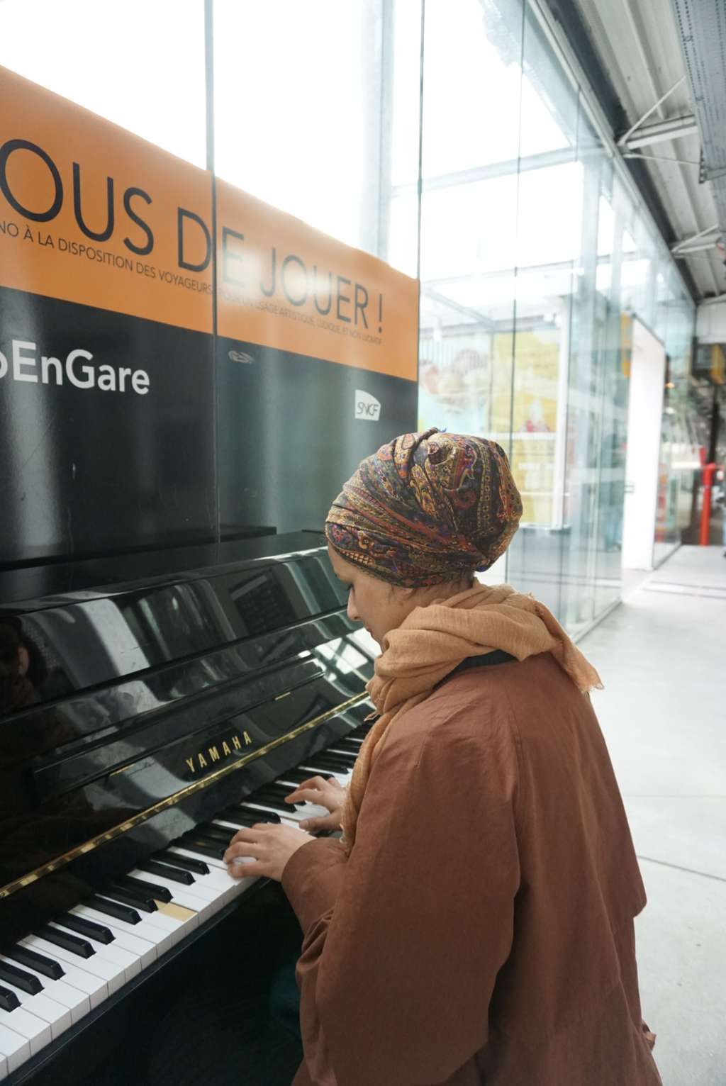 HOTD Cantik nan Stylish Zahrah Zubaidah Jalan-jalan di Prancis