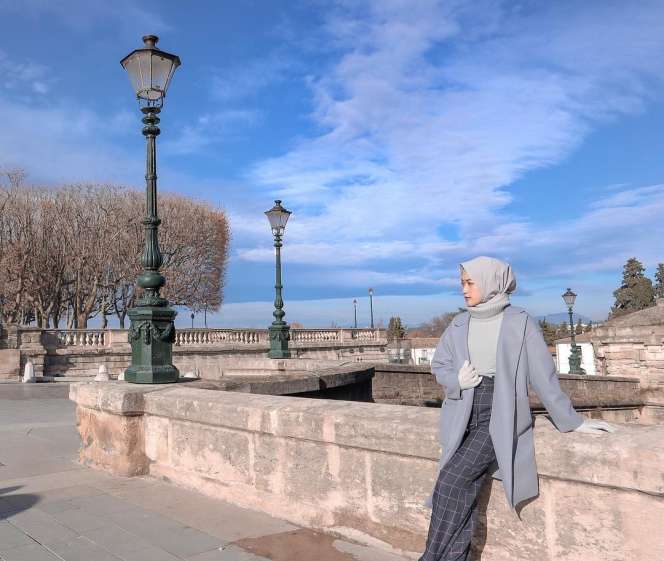 Inspirasi OOTD Keren 'Travel in Style Wardah' di Swiss-Prancis