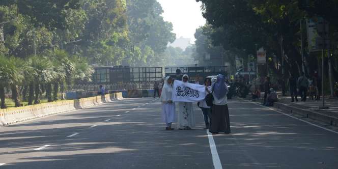 Ragam Aksi Pendemo di Sekitar Lokasi Sidang Putusan MK
