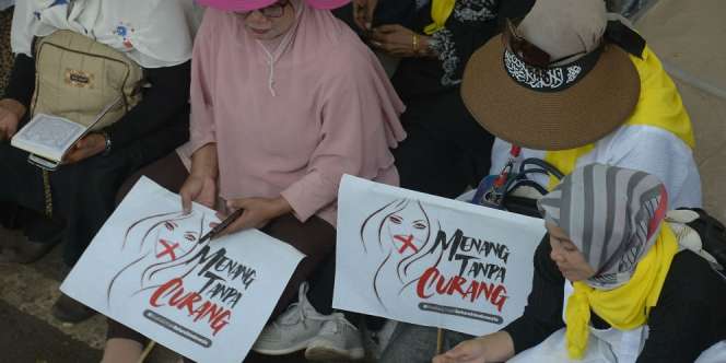 Ragam Aksi Pendemo di Sekitar Lokasi Sidang Putusan MK