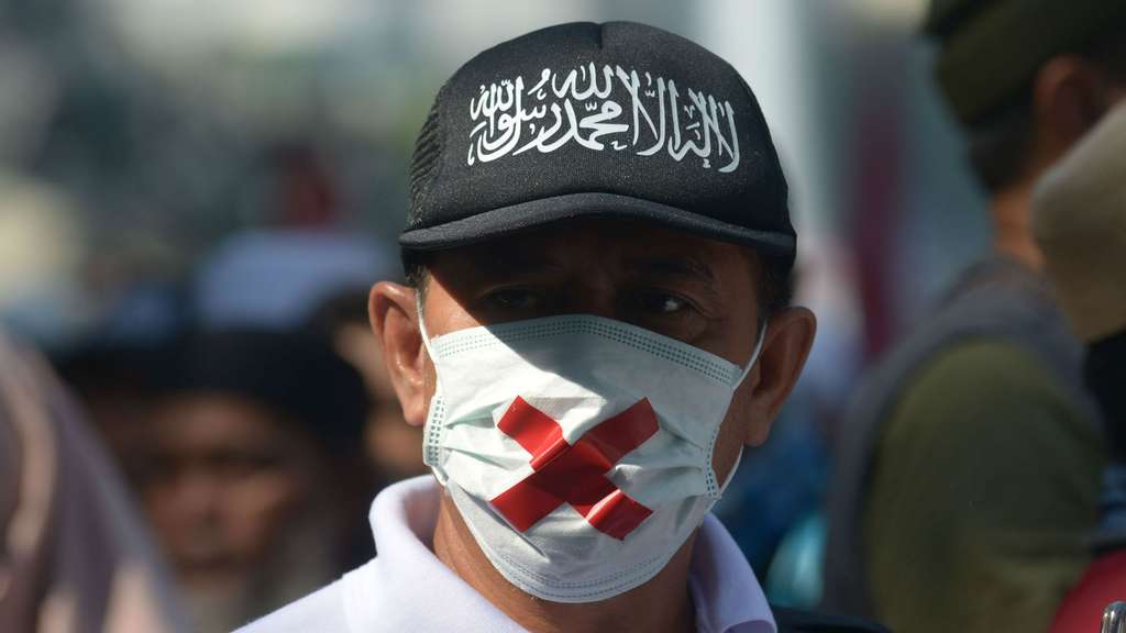 Ragam Aksi Pendemo di Sekitar Lokasi Sidang Putusan MK