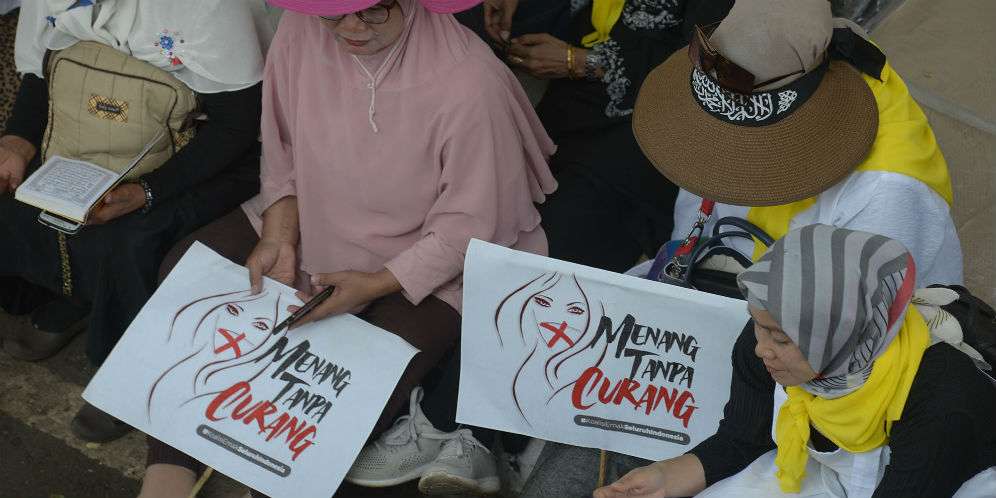 Ragam Aksi Pendemo di Sekitar Lokasi Sidang Putusan MK